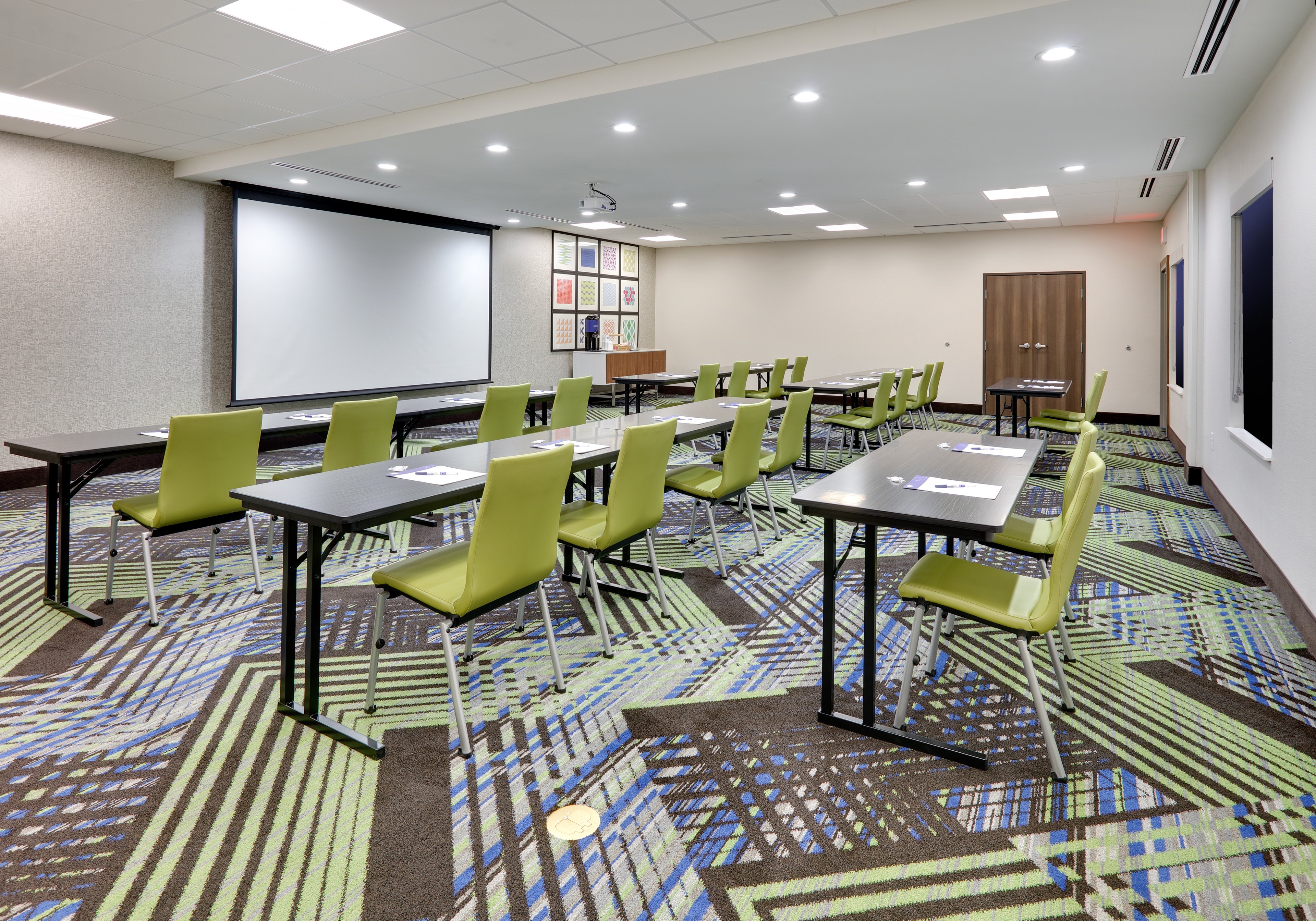 Holiday Inn Express & Suites Plano - The Colony 56/63