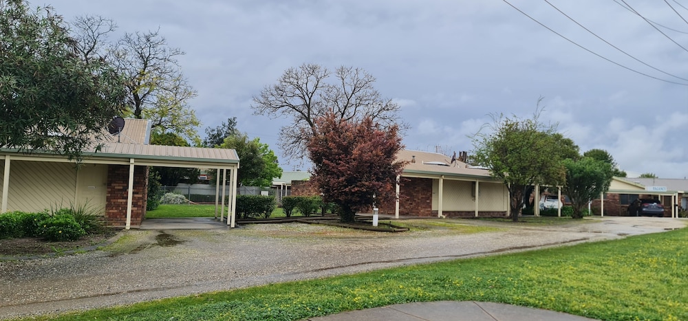 Belvoir Village Motel Apartments 51/57