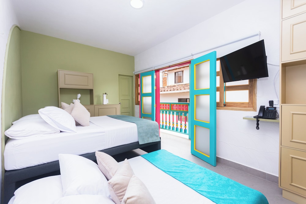 Hotel Chromatic 17/50
