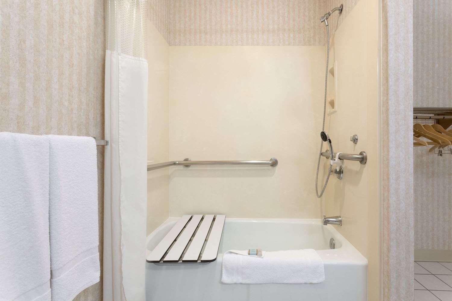 Triplodge Hotel Santa Clarita/Valencia 7/7