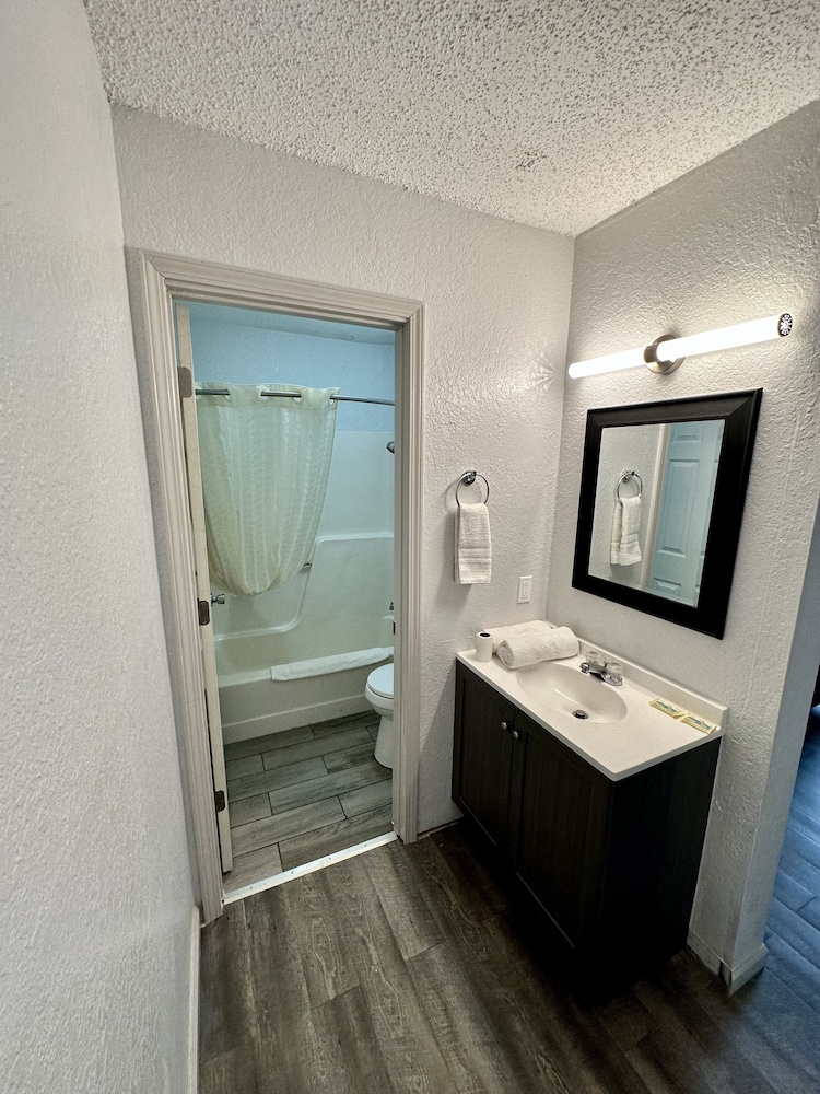 Ozark Inn & Suites 27/27