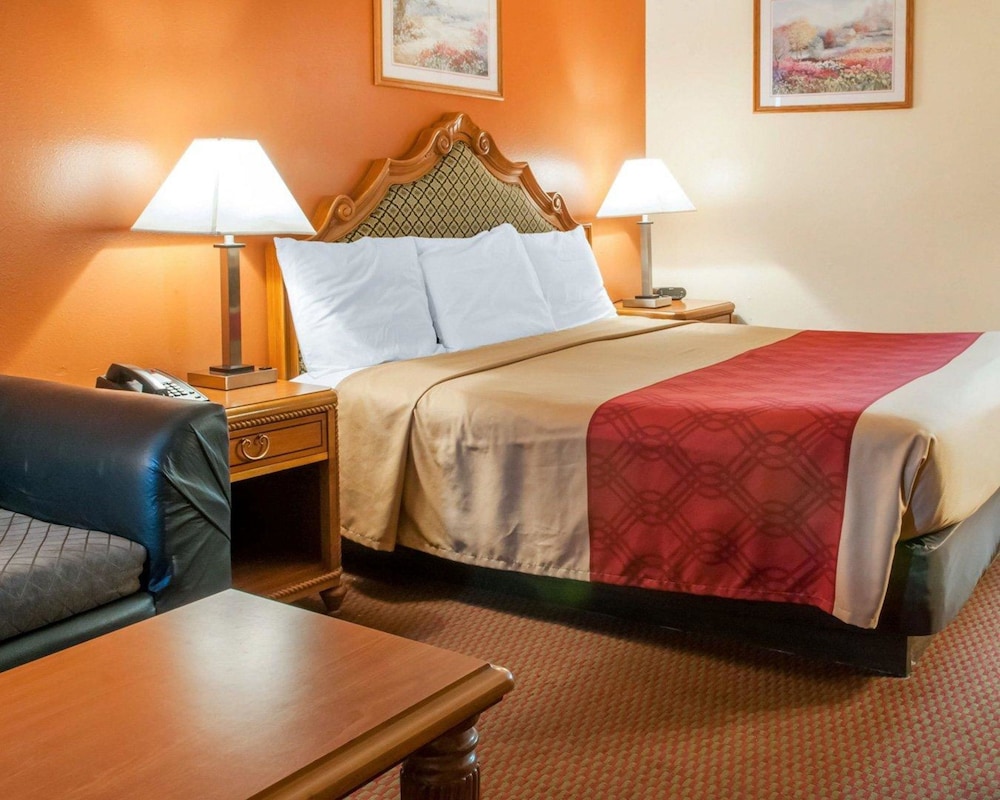 Econo Lodge Hobbs 19/25