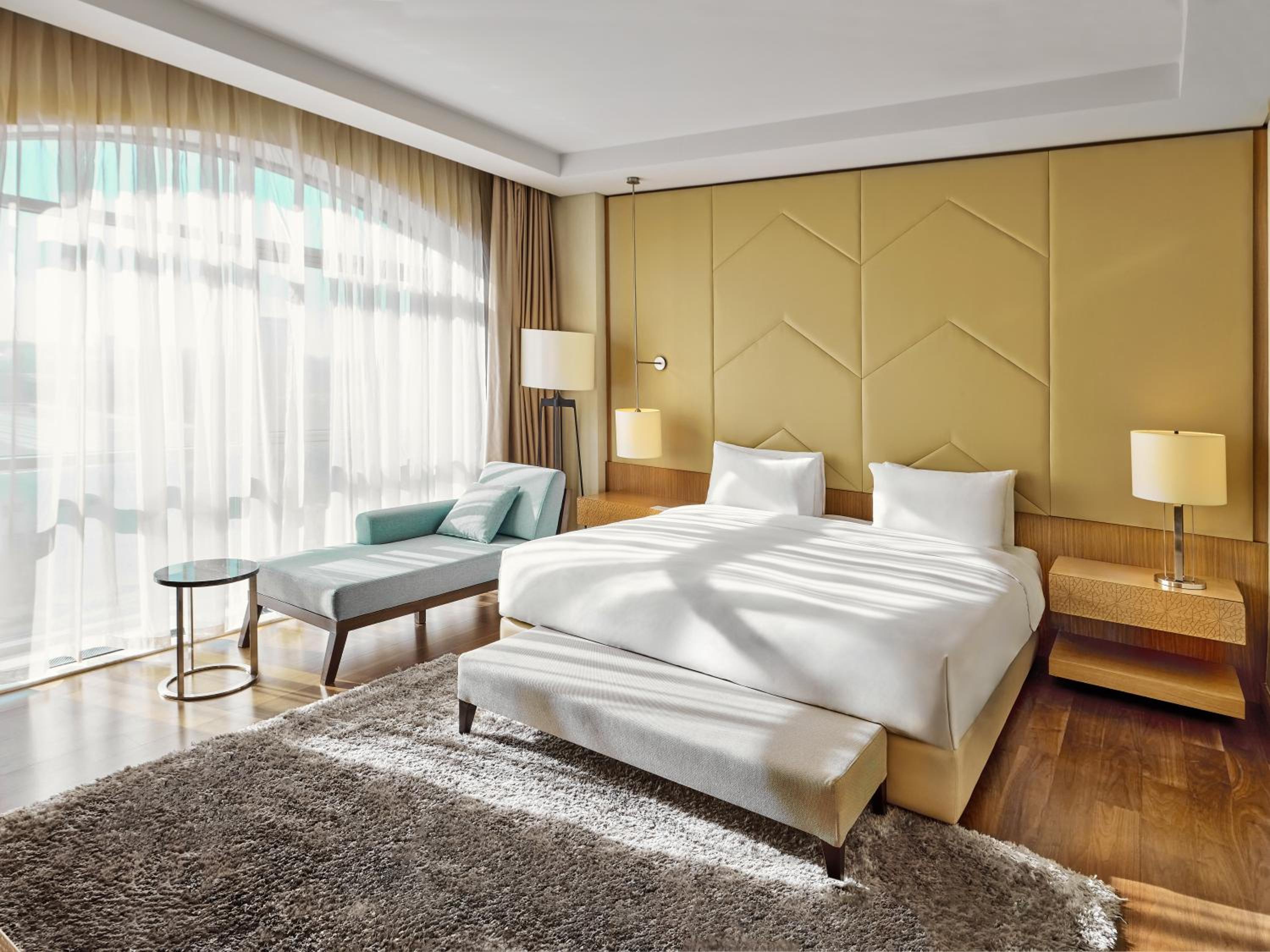 Diplomat, Suite, King Bed, Sofa