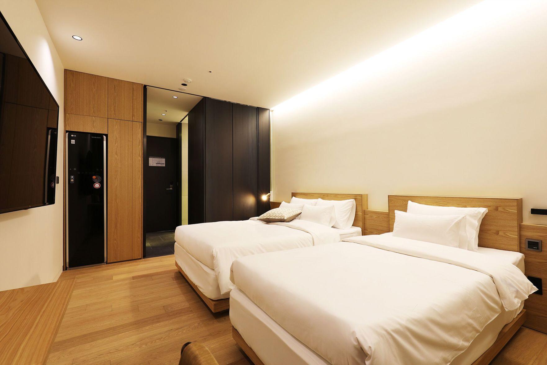 Deluxe, Twin Beds, 1 Double and 1 Single Bed
