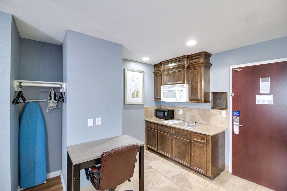 Rodeway Inn & Suites Port Arthur - Groves 20/23