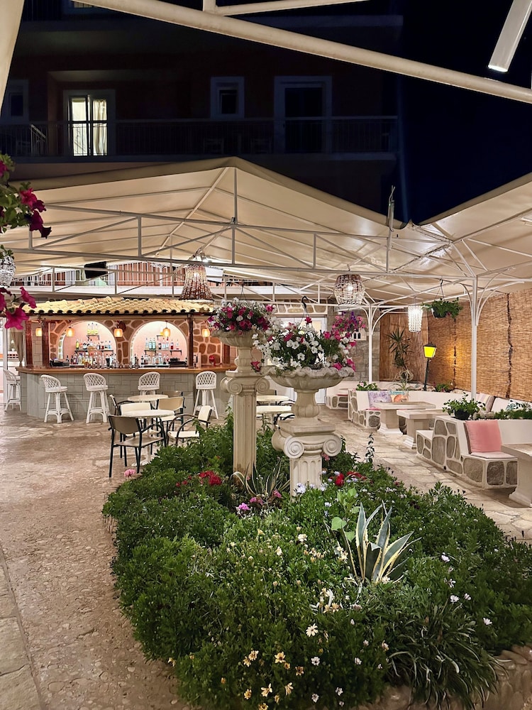 Sirena Beach Hotel 6/56