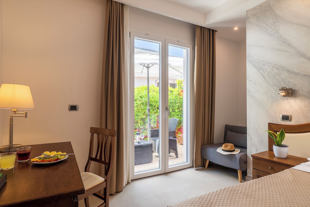 Nicoletta Hotel 38/69