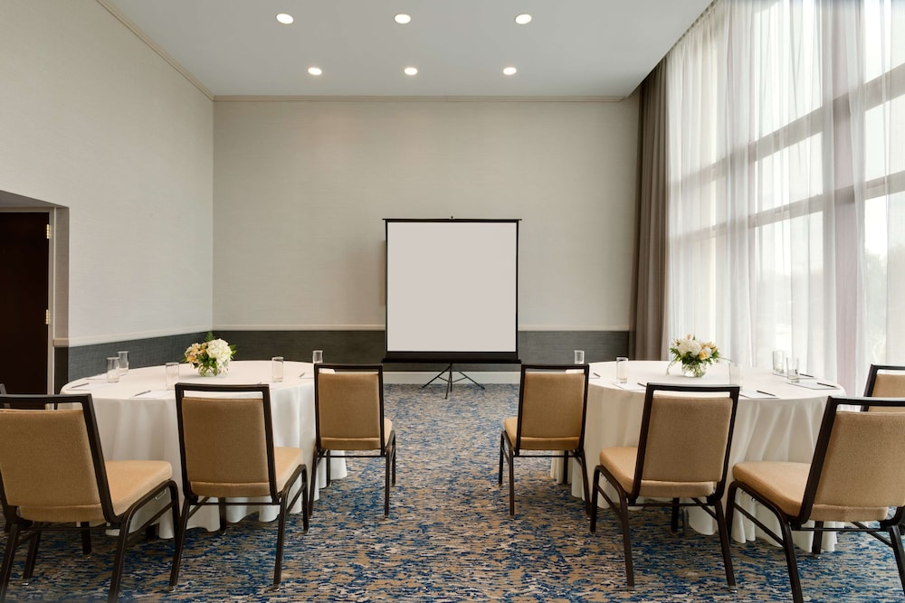 Embassy Suites by Hilton Boston Waltham 56/66
