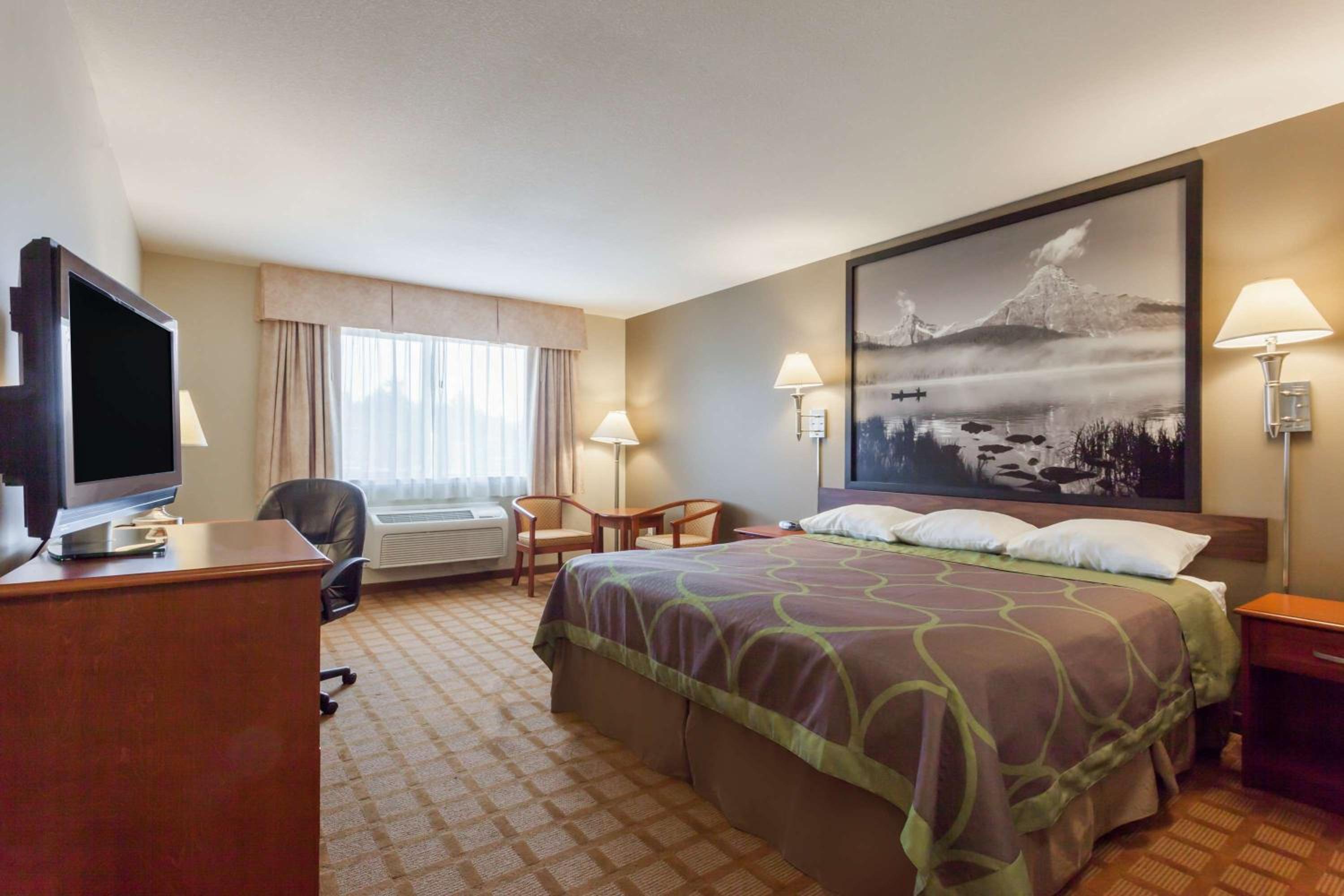 Room at Super 8 By Wyndham Abbotsford Bc, ABBOTSFORD