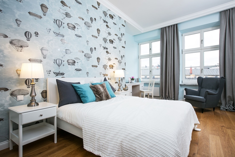 Luxury Mint Apartments Main Square 10/50