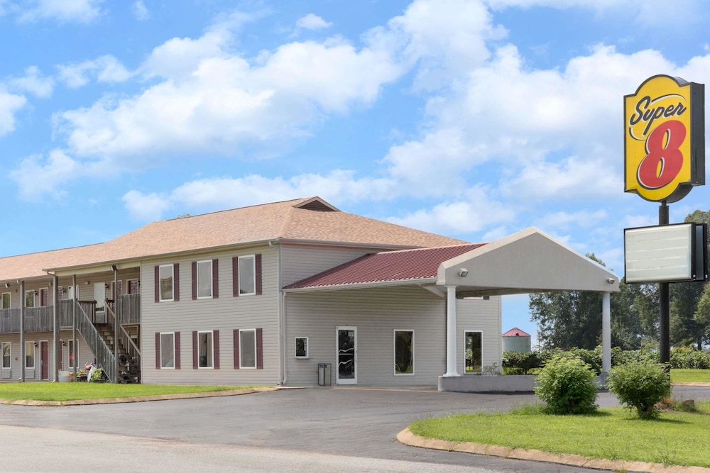 Super 8 by Wyndham Whiteville 1/12