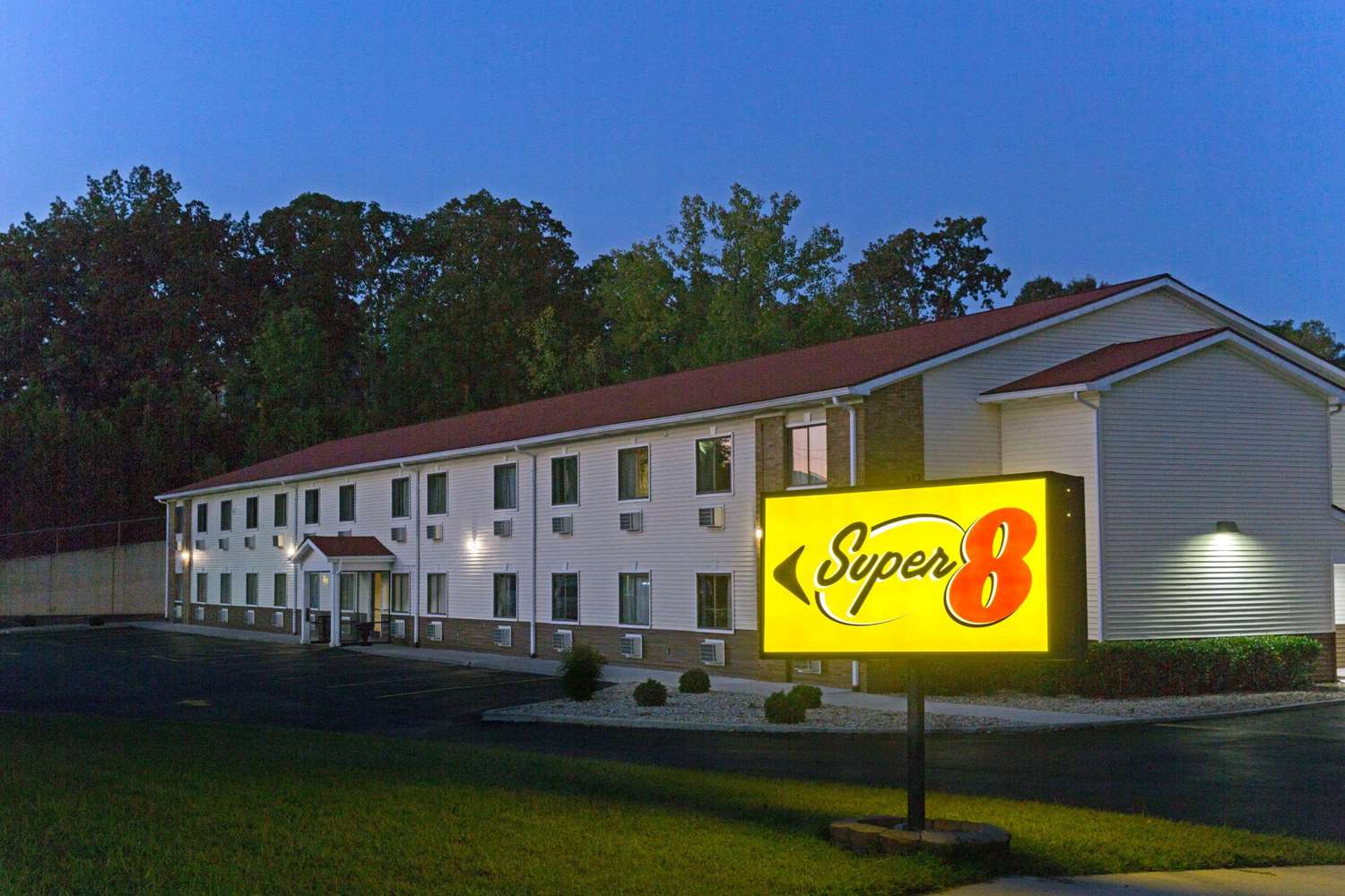 Super 8 by Wyndham Radcliff Ft. Knox Area 1/12