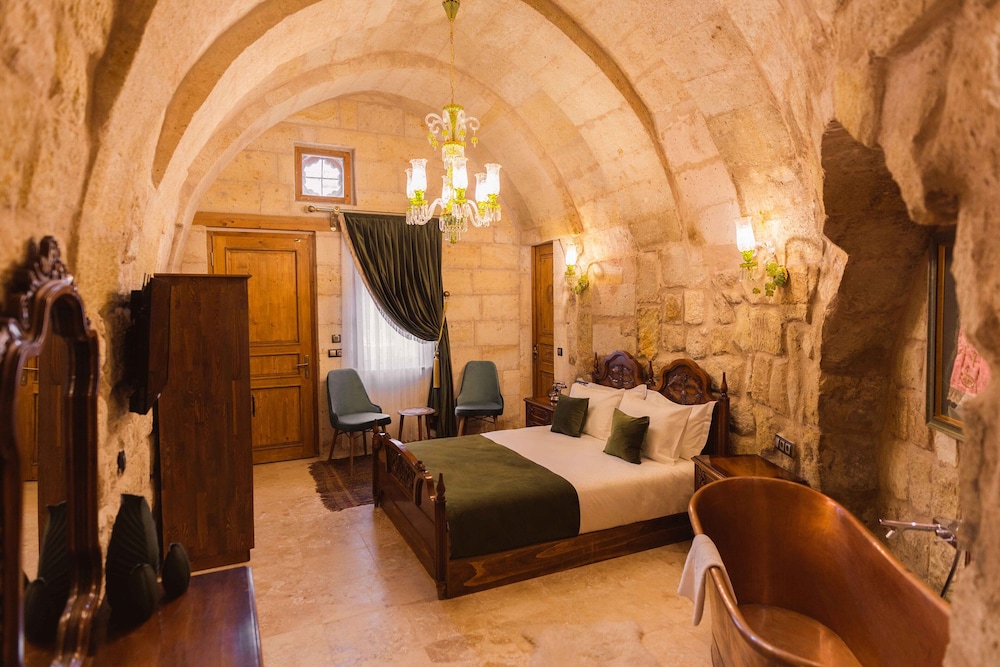 Solo Cave Suites 38/61