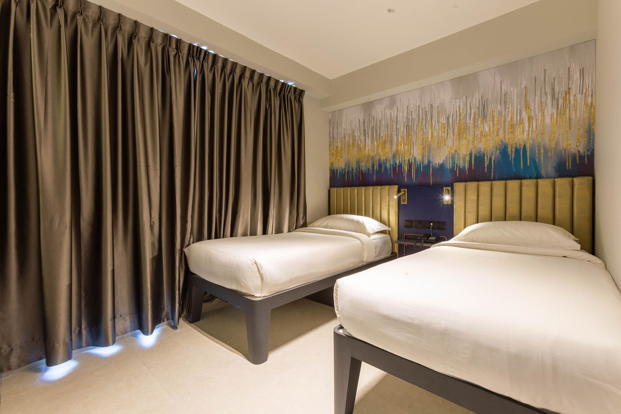 DELUXE, TWIN BEDS