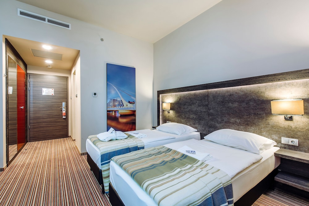 Superior, Double Bed, Street View