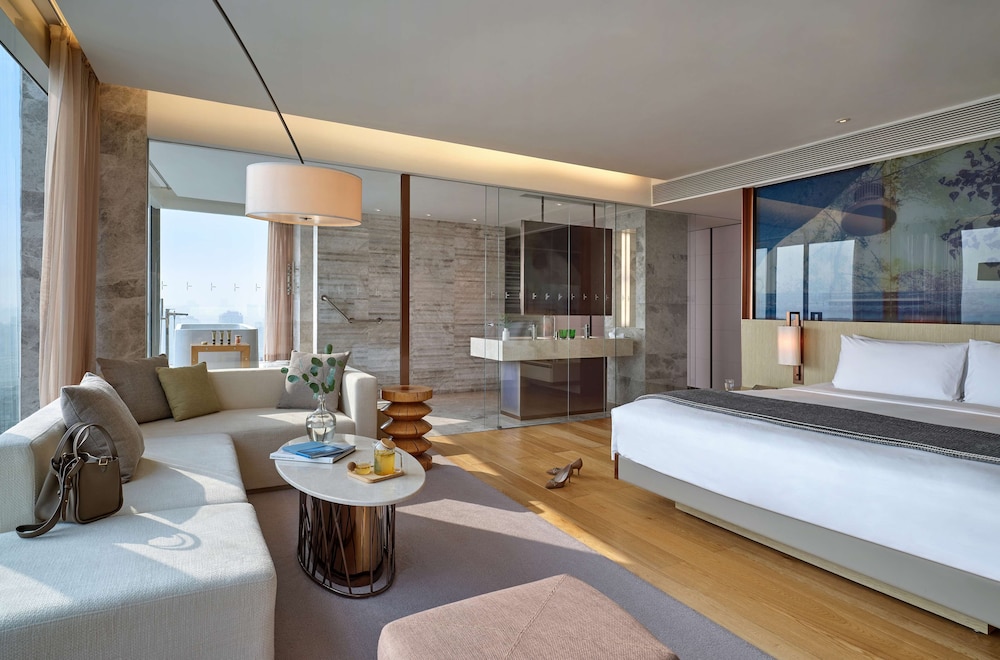 East, Studio, King Bed