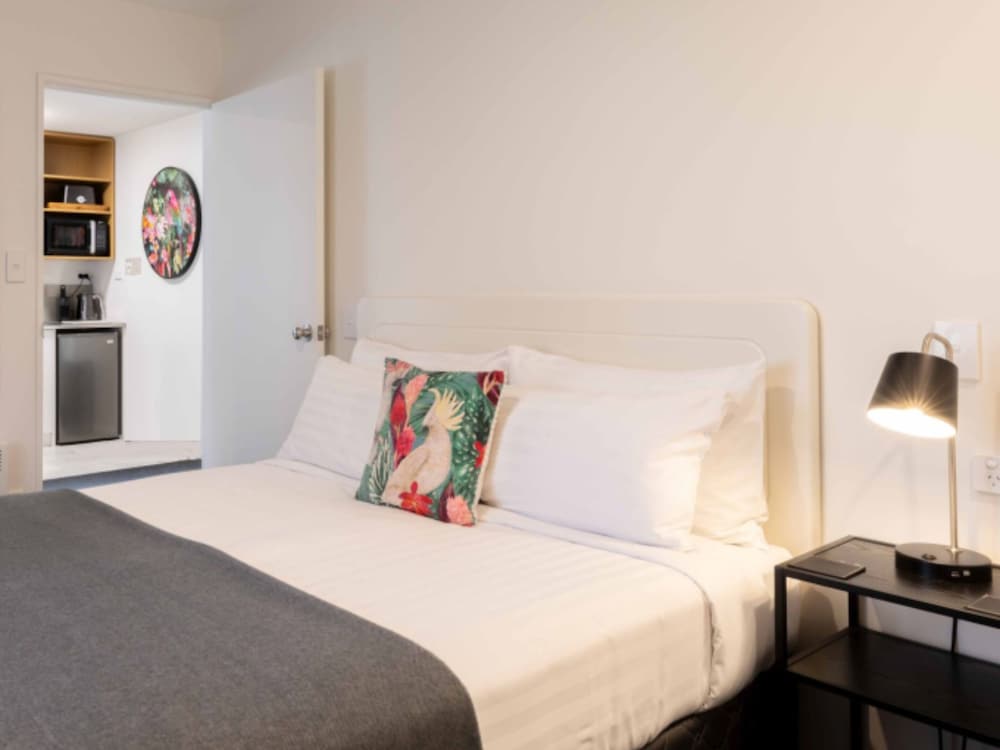 2 BEDROOMS, SUITE, APARTMENT