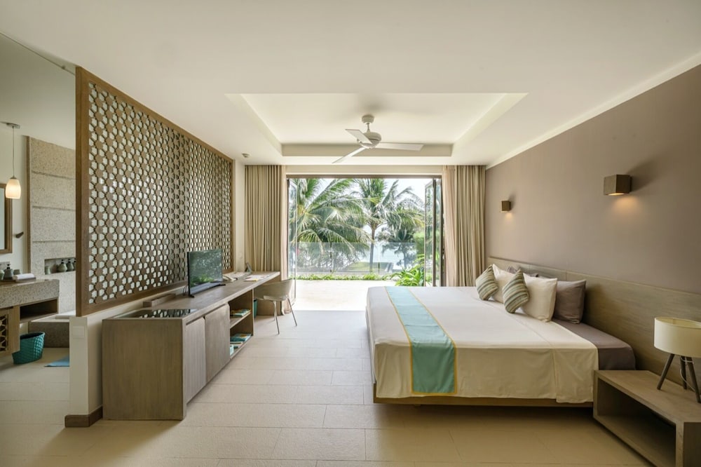 1 BEDROOM, KING BED, GARDEN VIEW