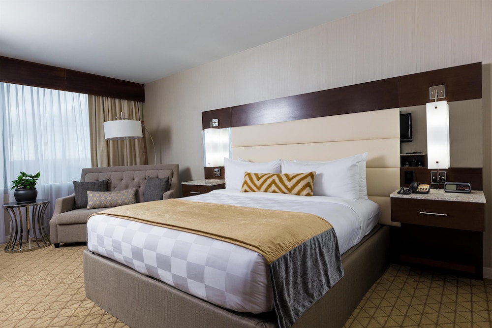 Sky, Tower, Deluxe, King Bed, Accessible