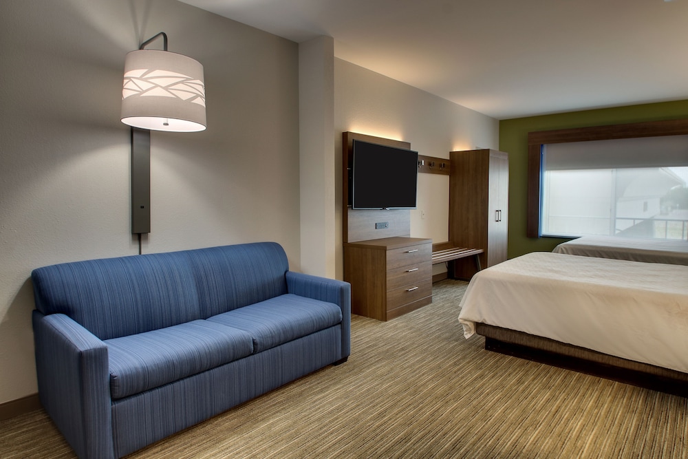Holiday Inn Express & Suites Chicago North-Waukegan-Gurnee 34/50