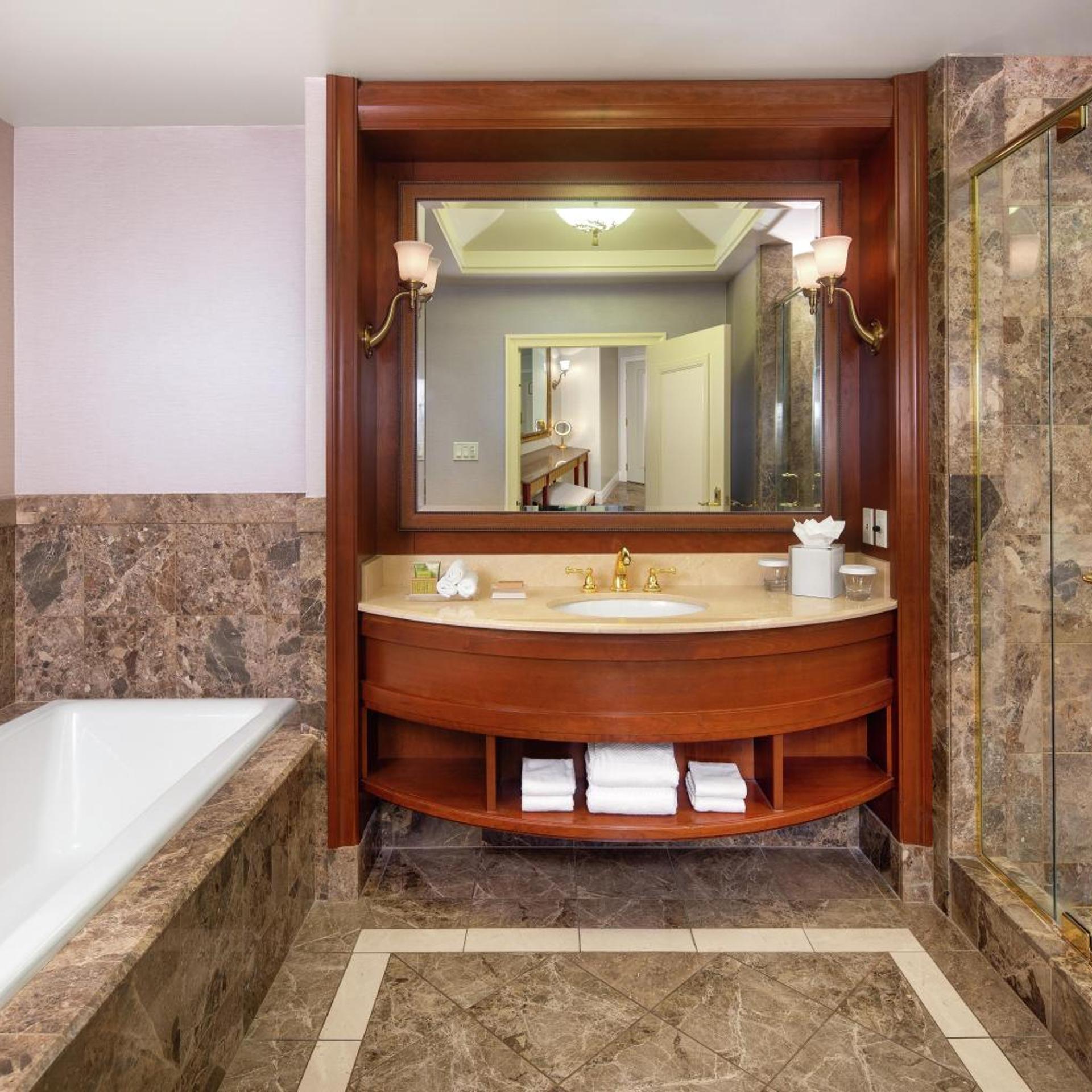 غرفة ديلوكس بسرير كينج وسريرين كوين بإطلالة على البحيرة، Hilton Lac Leamy 4/5