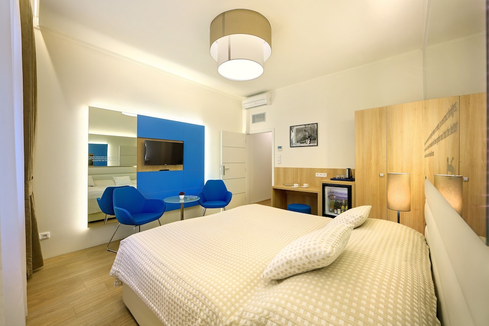 ROOM, DOUBLE OR TWIN BED