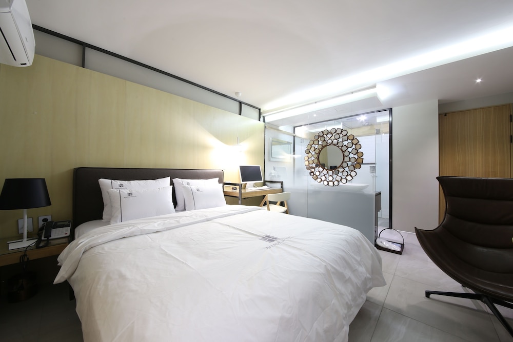 Avenue Hotel 13/41