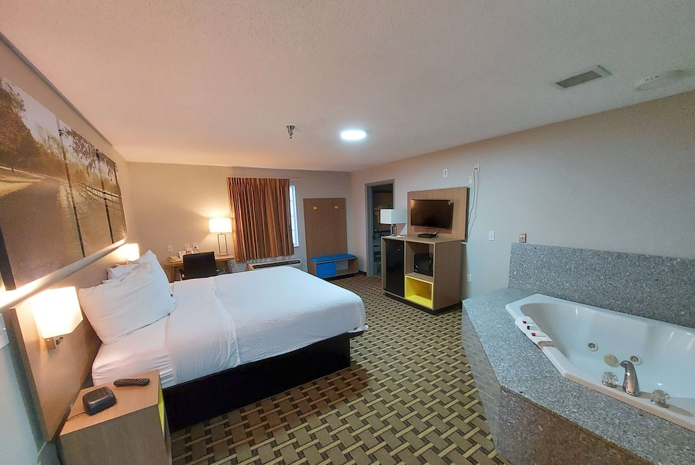 Days Inn & Suites by Wyndham Huntsville 18/19