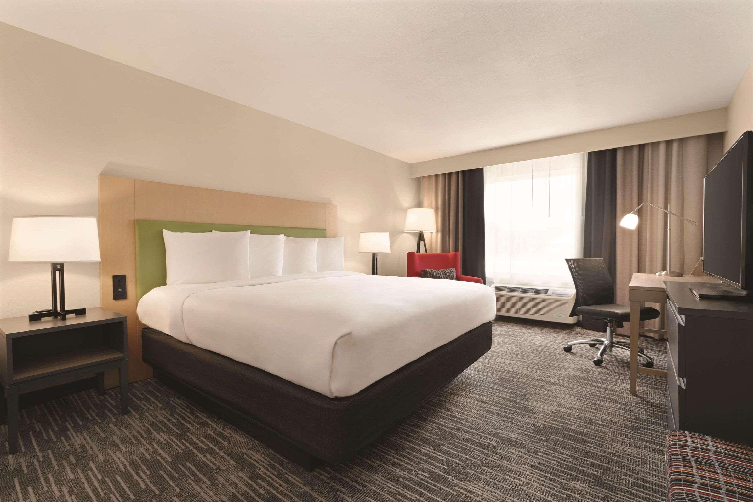 ROOM, KING BED