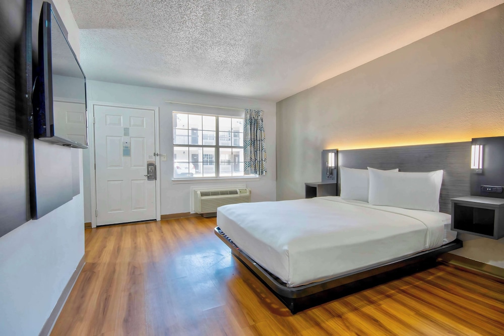 STANDARD, QUEEN BED, ACCESSIBLE