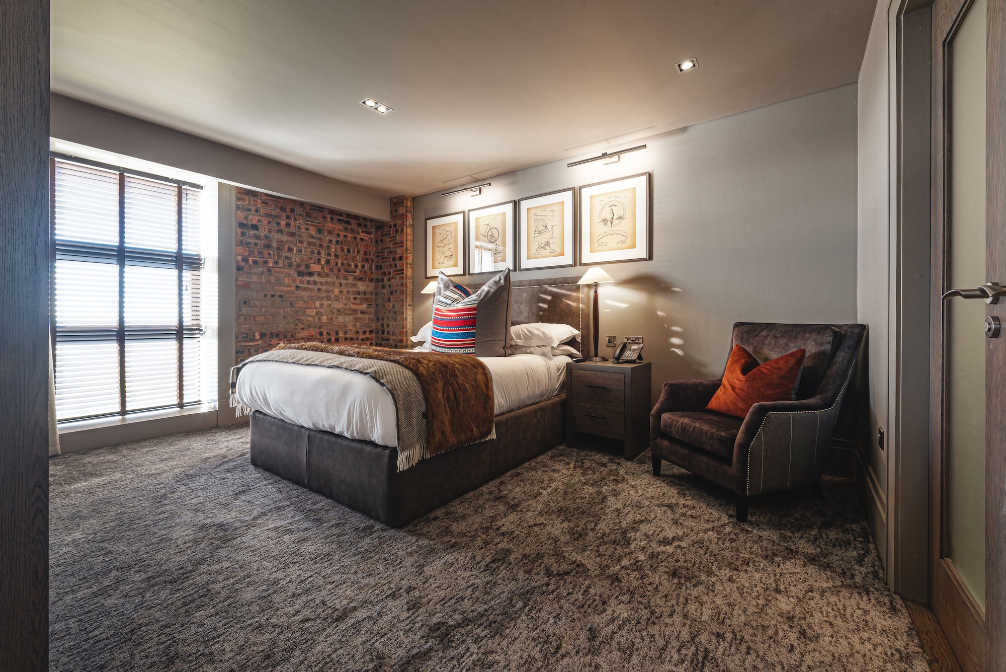 SIGNATURE, SUITE