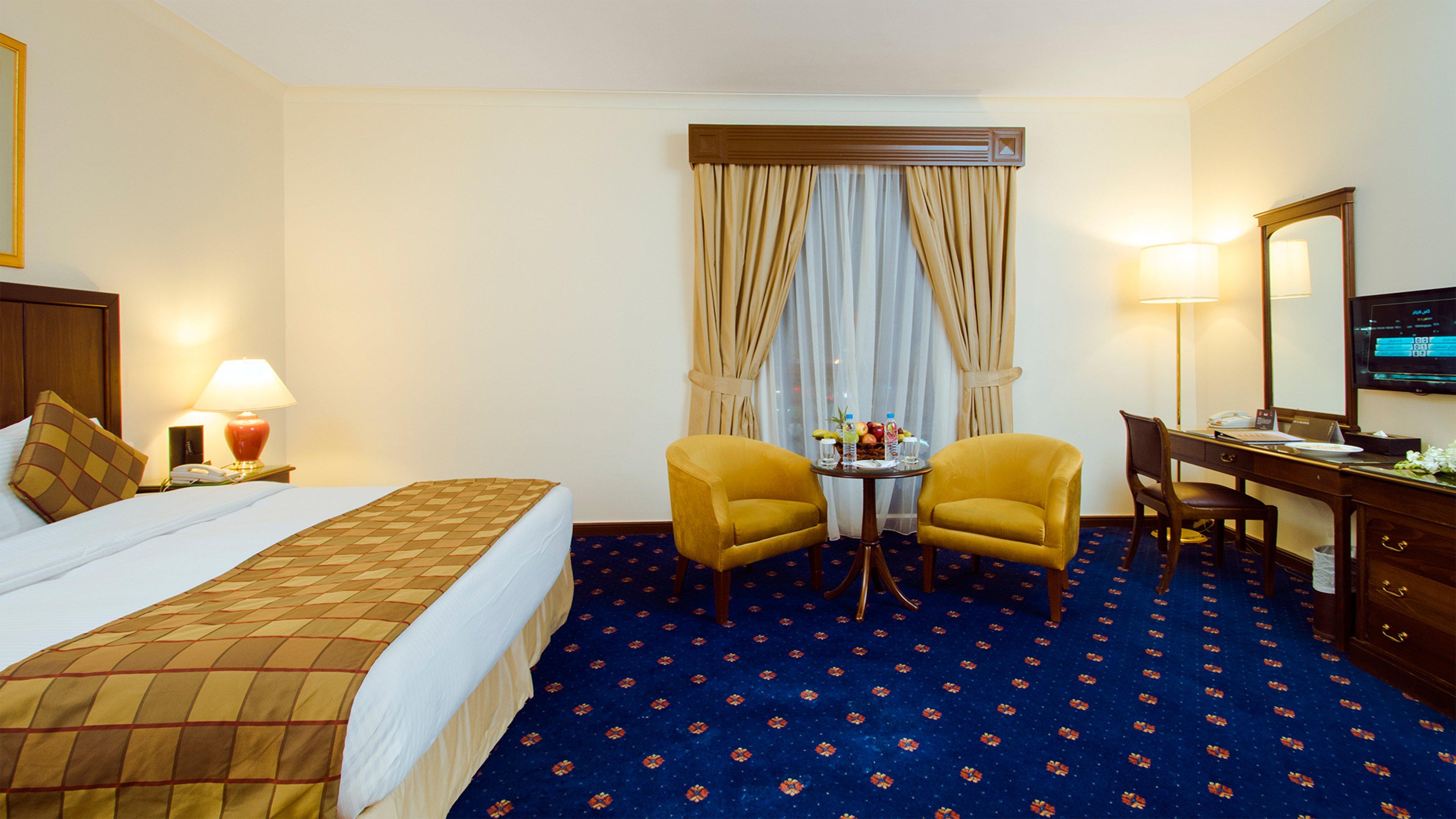 1 Bedroom, Suite, King and Twin Beds, Living and Dining Areas, Kitchen, Smoking