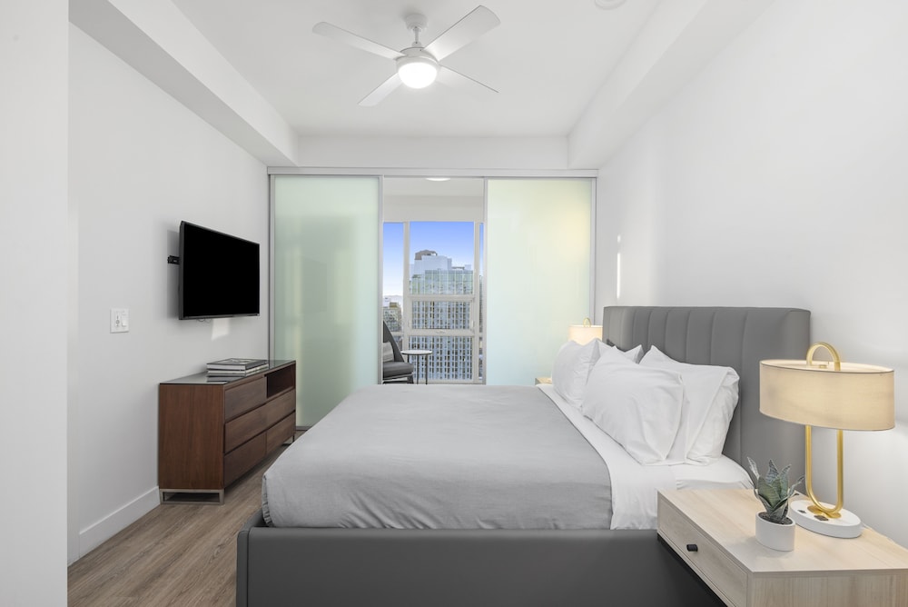 1 BEDROOM, SUITE