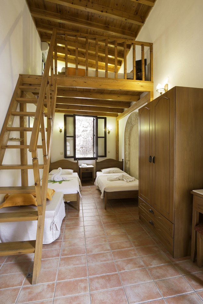 Camelot Traditional And Classic Hotel 35/56