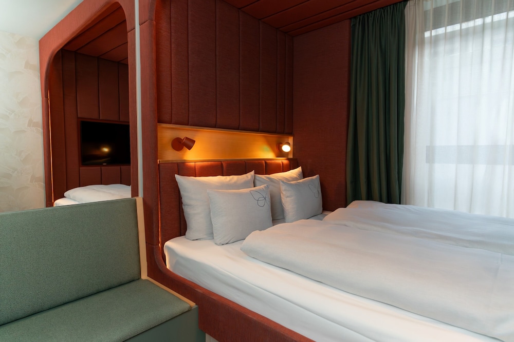 Club, House, Twin Beds, Sofa, Accessible