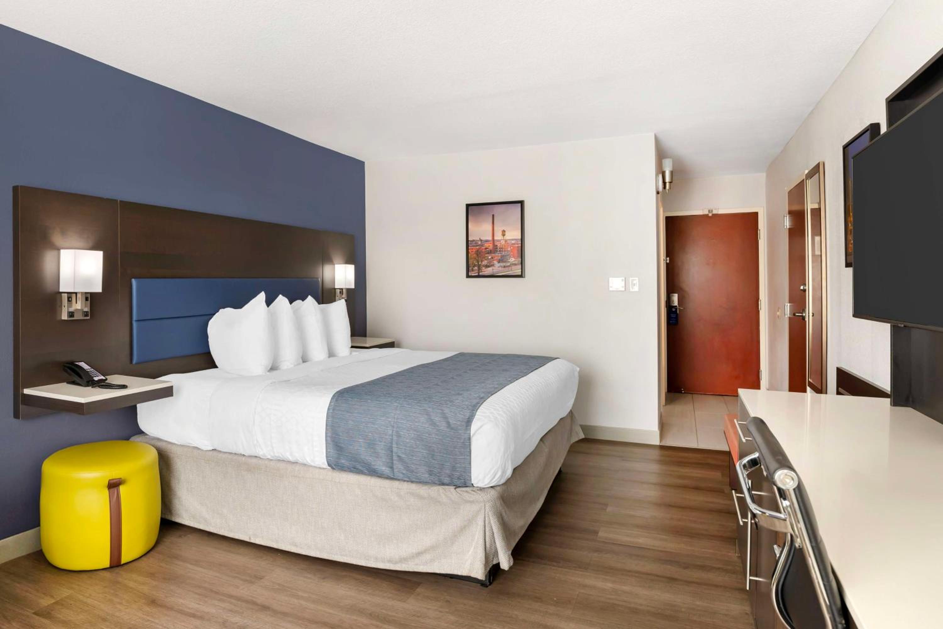 غرفة بسرير كينج مع أريكة لذوي الإعاقة، Best Western Premier Richmond City Gateway 7/10