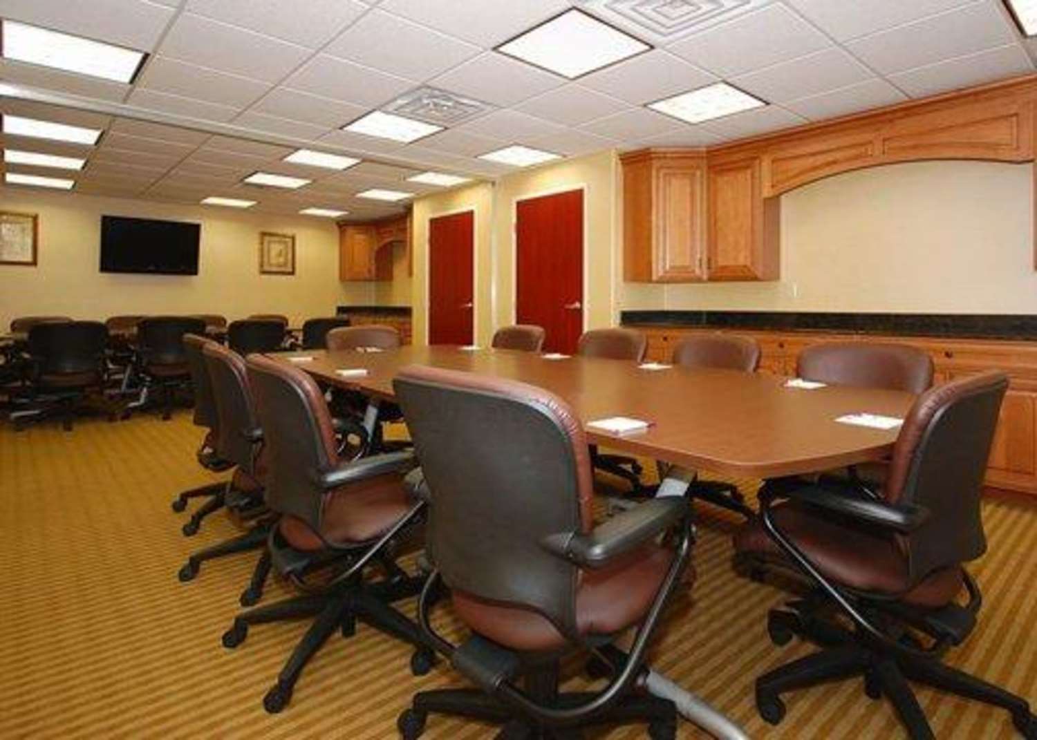 Comfort Suites Airport Wichita, KS 33/41