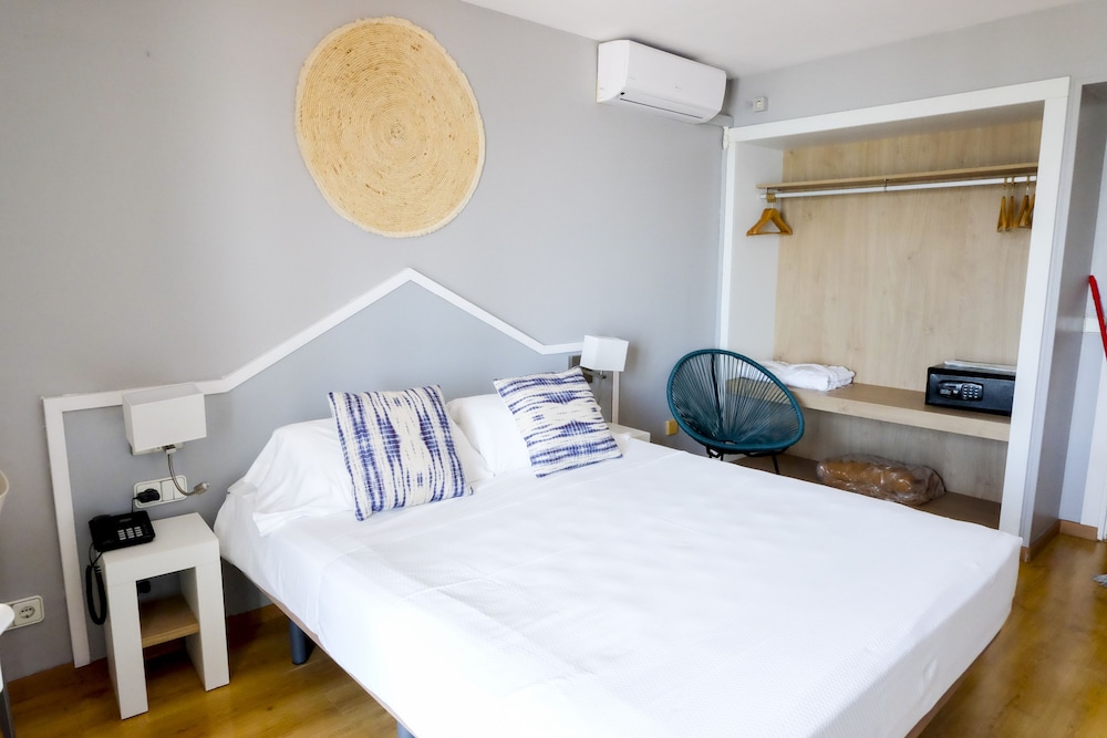 غرفة بسريرين منفصلين بإطلالة على البحر، Subur Hotel Sitges 4/4