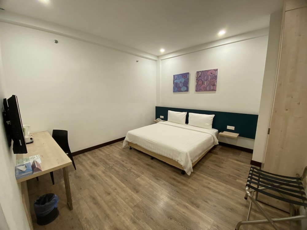 Standard, King Bed, No Window