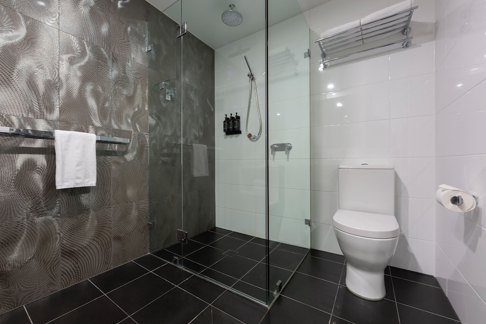AVENUE HOTEL CANBERRA 57/59