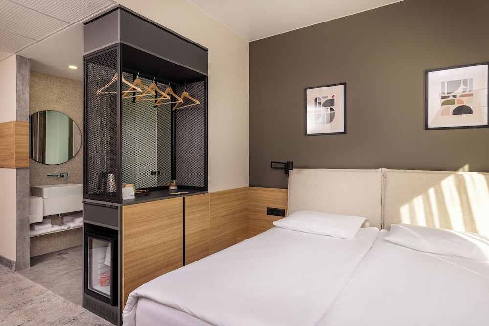 B1 Downtown Hotel 24/54