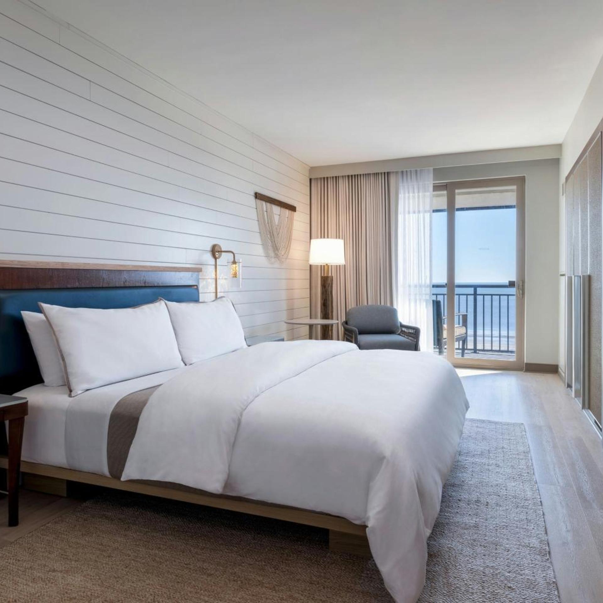 1 Bedroom, Junior Suite, King Bed, Ocean Front, Balcony