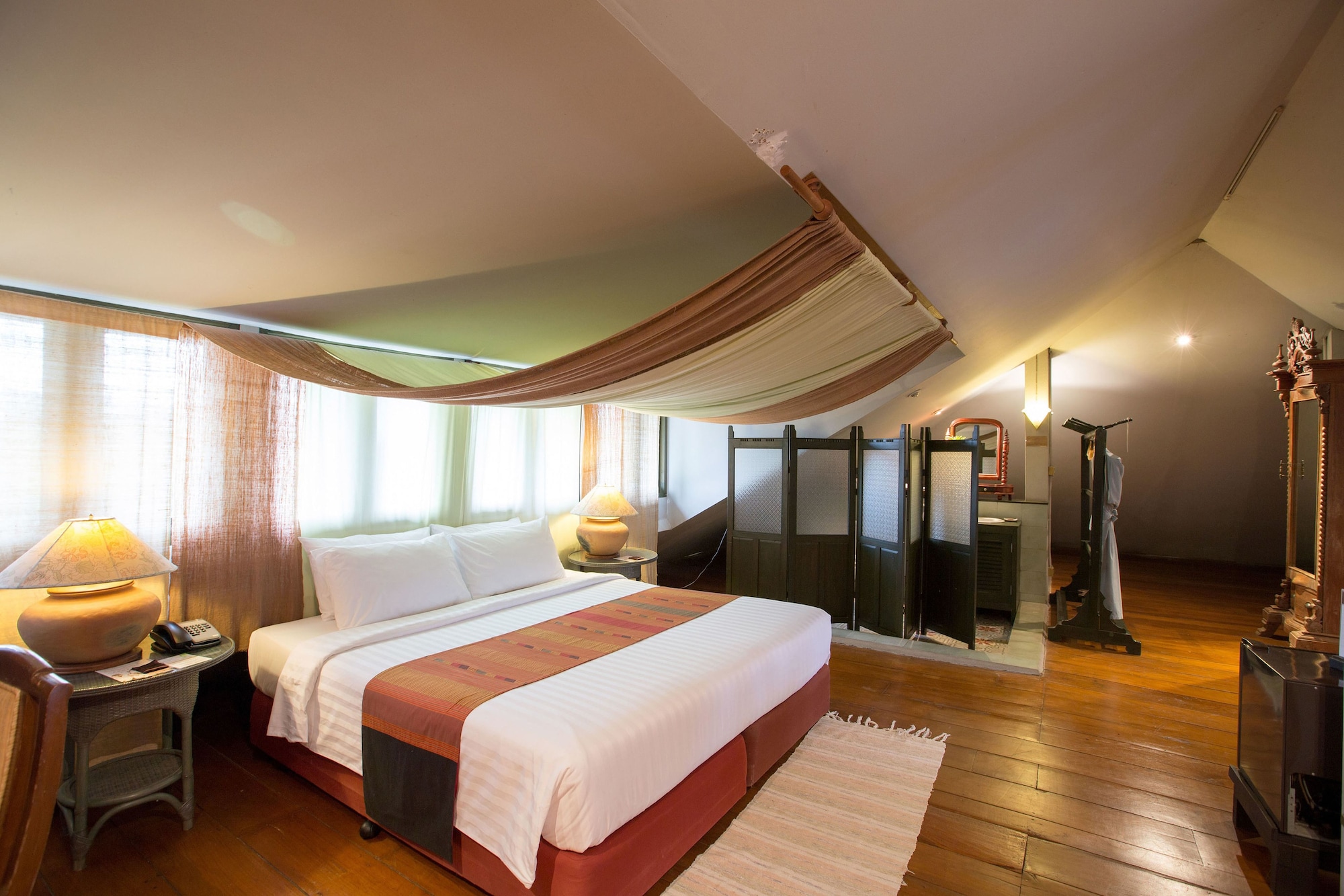 DUPLEX, EXECUTIVE, KING BED