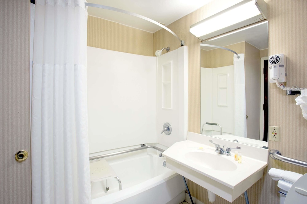 Days Inn & Suites By Wyndham Northwest Indianapolis 7/40