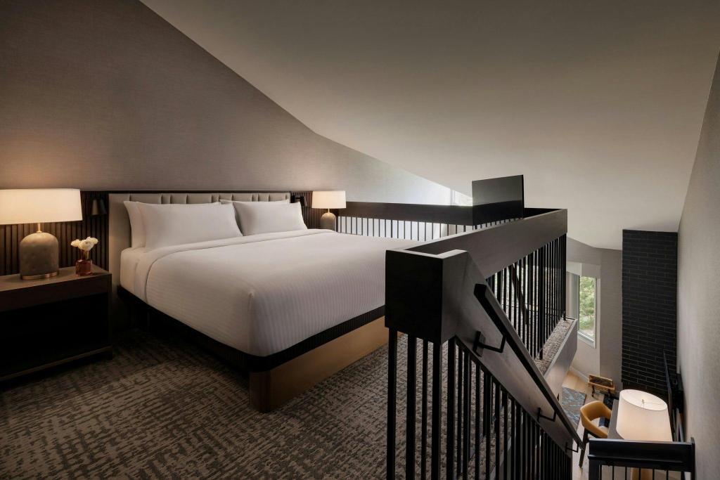 Diamond Club, Loft, King Bed, Lounge Access