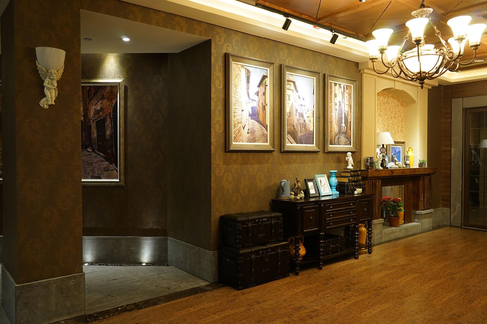 Elegant Hotel 9/48