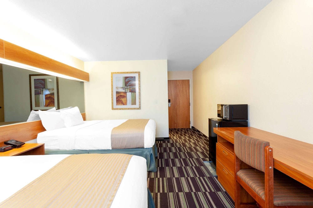 Microtel Inn & Suites by Wyndham Gulf Shores 22/64