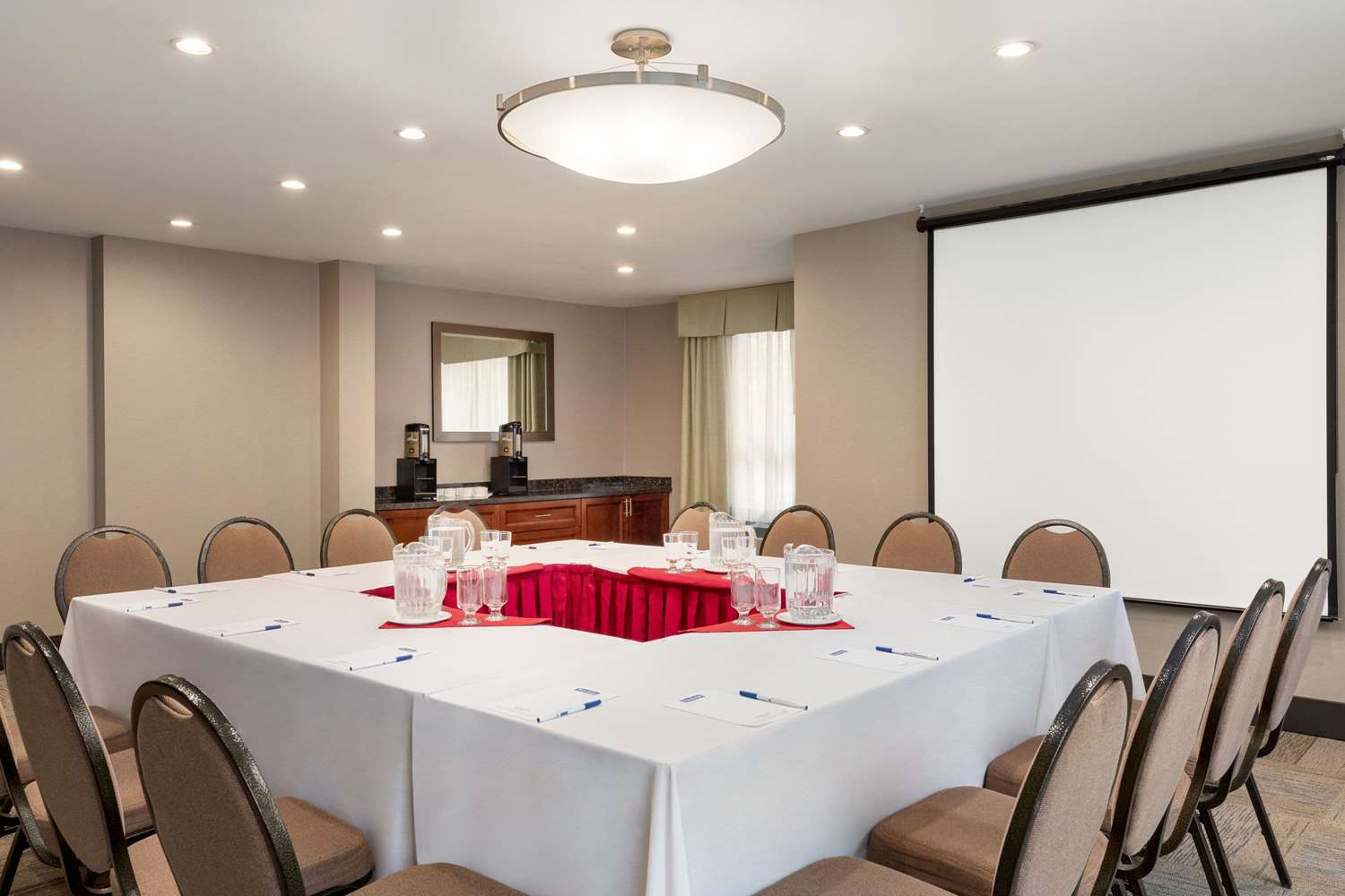 Travelodge by Wyndham Oshawa Whitby 16/18