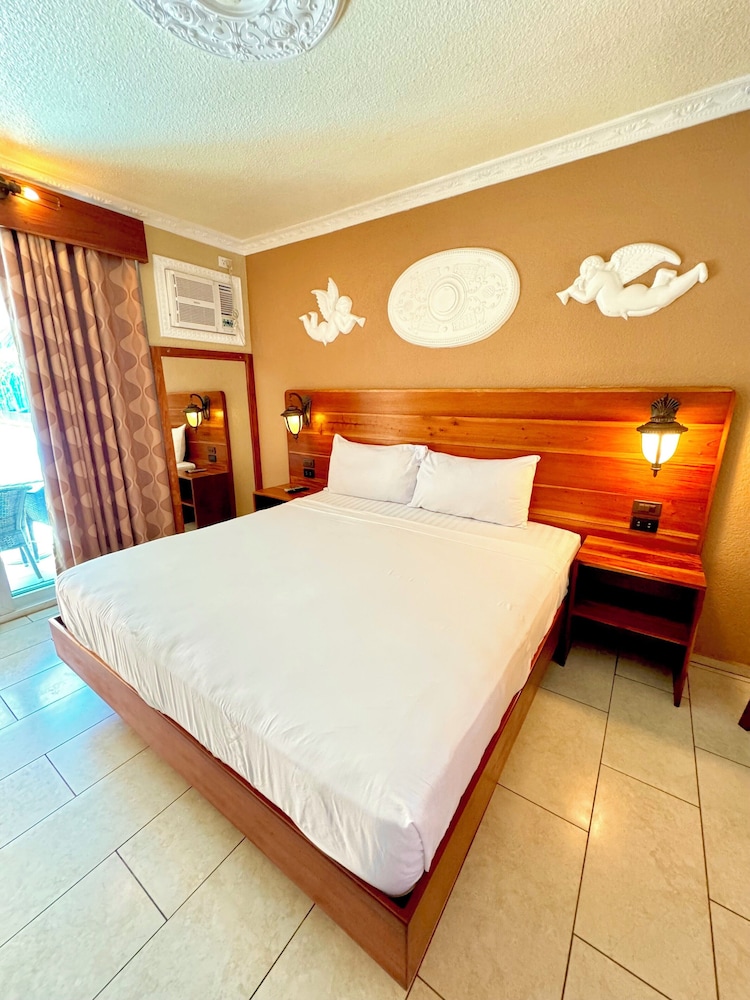 Deluxe, King Bed, Pool Access