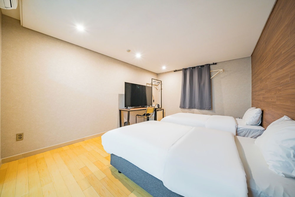 LUXURY, TWIN BEDS
